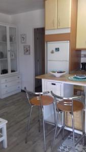 A kitchen or kitchenette at La Pineda III