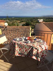 a table with a table cloth on a balcony at Traumblick in Valledoria