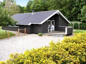 VibøgeにあるFour-Bedroom Holiday home in Sydals 4の黒小屋