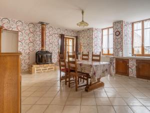 y cocina con mesa, sillas y fogones. en Vintage holiday home with private garden, en Nouart