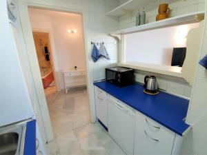 Kuchyň nebo kuchyňský kout v ubytování Benalmádena Beachfront Puerto Marina Sunrise