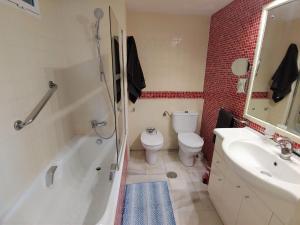 Koupelna v ubytování Benalmádena Beachfront Puerto Marina Sunrise