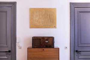 En tv och/eller ett underhållningssystem på GITADIN - Deluxe Suite Rousseau - Historical center