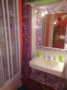 uma casa de banho com um lavatório e um espelho em MAISONETTE Fata Bislacca, calcata em Calcata