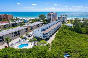 Loftmynd af Sunny Condo with Pool Walk to Indian Shores BCH