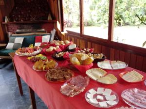 a table topped with lots of different types of food at Pousada Sítio das Astrapéias in Visconde De Maua