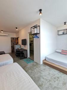 Ένα ή περισσότερα κρεβάτια σε δωμάτιο στο MWV Suite Room (MUAR)