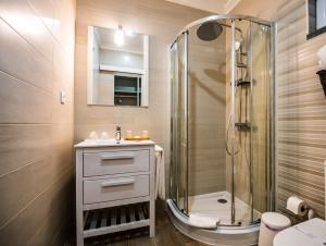 W łazience znajduje się prysznic, umywalka i toaleta. w obiekcie Olívale - Turismo Rural w mieście Campo Maior