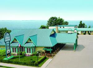 an aerial view of a house with a blue roof at Auberge De La Baie in Caraquet