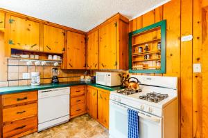 Kuchyň nebo kuchyňský kout v ubytování Big Bear Cabin