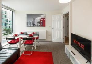Μια τηλεόραση ή/και κέντρο ψυχαγωγίας στο City Centre Apartment - Free Parking, Fast Wifi, Smart TV with Netflix and Xbox by Yoko Property