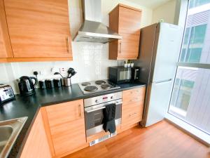 Η κουζίνα ή μικρή κουζίνα στο City Centre Apartment - Free Parking, Fast Wifi, Smart TV with Netflix and Xbox by Yoko Property +10 φωτογραφίες