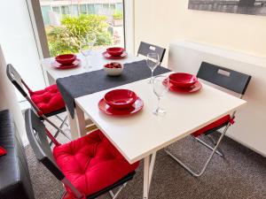 Χώρος καθιστικού στο City Centre Apartment - Free Parking, Fast Wifi, Smart TV with Netflix and Xbox by Yoko Property