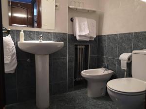 y baño con lavabo y aseo. en Hospedaje Covadonga, en Gijón