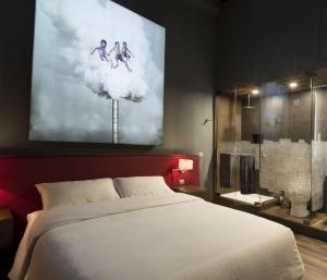 a bedroom with a bed and a large painting on the wall at Casa Restauro in Puebla