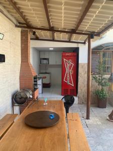 uma mesa e cadeiras num quarto com uma cozinha em Zaca’s House em Vila Velha