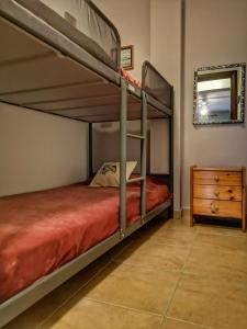 ニキティにあるNikiti Spathies Resort - Ground Apartment at Nikiti Villageのベッドルーム1室(二段ベッド2台、ドレッサー付)