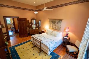 Postel nebo postele na pokoji v ubytování Buxton Manor