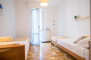 セストリ・レヴァンテにある006 - Casa Mare Blu in CENTRO 300m dalla SPIAGGIAのベッドが2つと窓がある小さな部屋 +7枚の写真