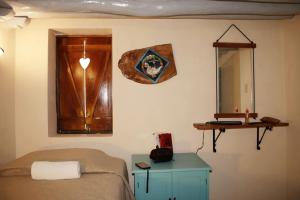 a bedroom with a bed and a mirror on the wall at Hostel Candelaria in Valladolid