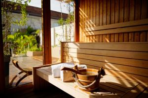 - un banc en bois avec un panier sur la terrasse couverte dans l'établissement Hôtel Le Lagon, à Nouméa