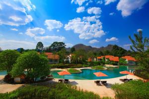 ein Resort mit einem Pool mit Sonnenschirmen in der Unterkunft Belle Villa Resort, Khao Yai in Mu Si