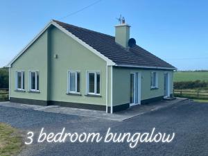 een klein groen huis met de woorden slaapkamer bungalow bij Gurraun House in Kilkee