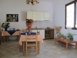 una cocina con una mesa con un jarrón de flores. en Da Matì, en Campobello di Mazara