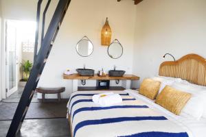 - une chambre dotée d'un lit avec des miroirs sur le mur dans l'établissement Amar Boutique Hotel, à Canggu