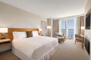 Habitación de hotel con cama grande y ventana grande. en InterContinental The Clement Monterey, an IHG Hotel en Monterey