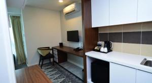 Kuchyň nebo kuchyňský kout v ubytování UTM Hotel & Residence