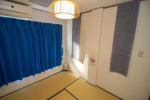un pasillo con cortinas azules y una luz en Daiichi ichiba Building, en Tokio