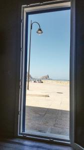una puerta abierta con vistas a una luz de la calle en La casa a due passi dal mare, en Marettimo