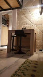 einen Schreibtisch in der Mitte eines Zimmers in der Unterkunft La casa a due passi dal mare in Marettimo