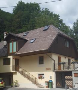 une maison avec un toit rayé dans l'établissement Apartmaji Mausi, à Bovec