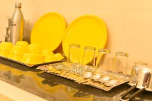 Sree Devi Niwas في تشيناي: طبقين صفراء وأواني على منضدة المطبخ