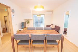 Uma área de estar em Ecru Haruyoshi Logement
