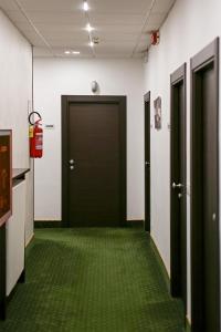 un corridoio con due porte e un pavimento verde di Hotel Bellavista a Porto San Giorgio Altre 28 foto