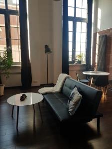 LOFT 314 في جيراردوف: غرفة معيشة مع أريكة وطاولة