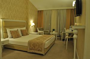 เตียงในห้องที่ Hotel Edirne Palace