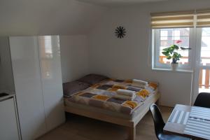 ロキトニツェ・ナト・イゼロウにあるExclusive apartments Pod Lanovkouの小さなベッドルーム(ベッド1台、窓付)