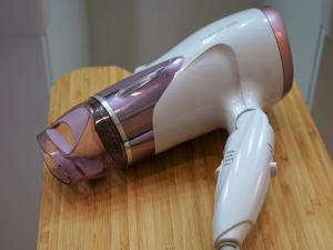 浜松市にあるCulinary Bed&Art2 403のヘアドライヤーが木製テーブルの上に置かれています。