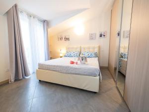 une chambre avec un lit et une grande fenêtre dans l'établissement Parco del Mare - Relax near the sea and city centre, à Borghetto Santo Spirito