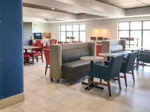 Un restaurant sau alt loc unde se poate mânca la Holiday Inn Express & Suites Lubbock West, an IHG Hotel