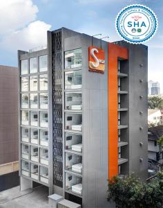 バンコクにあるS ボックス スクンビット ホテル - SHA Extra Plusの三星の看板が横に建つ建物