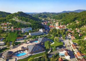une vue aérienne sur une ville dans les montagnes dans l'établissement Studio apartmani Toplička bajka, à Krapinske Toplice