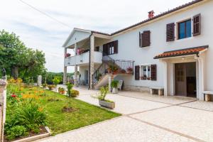 Vonkajšia záhrada v ubytovaní Lovely House LINDI in Poreč