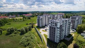 una vista aérea de dos edificios altos en un campo en Apartament Rodzinny - Lake Apartments, osiedle Calamo Park - Olsztyn, en Olsztyn