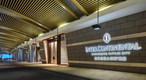 重慶市にあるInterContinental Chongqing Raffles City, an IHG Hotelの看板付きの建物