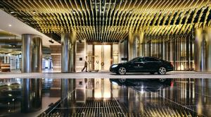 重慶市にあるInterContinental Chongqing Raffles City, an IHG Hotelの建物中央に停車した車